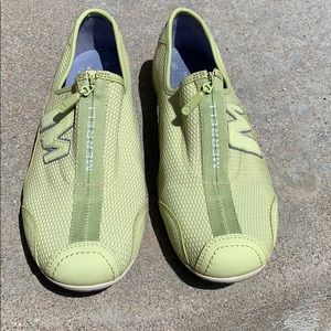 Merrill Light Green Size 8 1/2 Sneaker